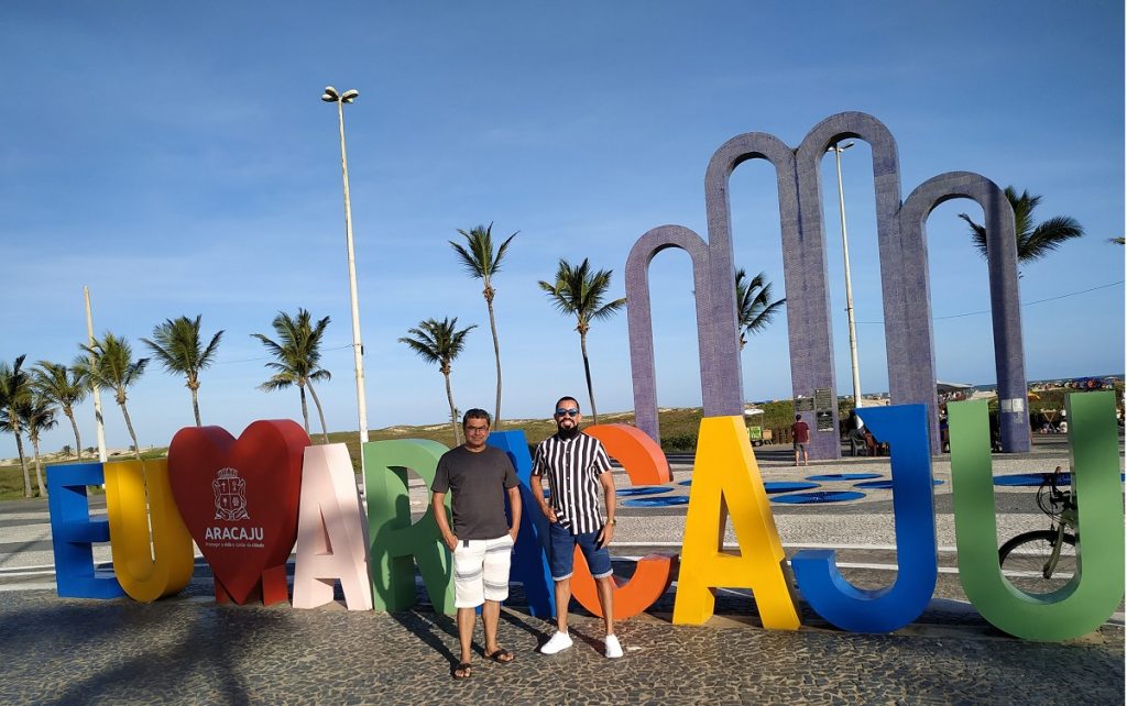 Cleomir e Fabiano criadores do CMDZ - Marketing digital do zero, na orla da atalaia em Aracaju, Sergipe.