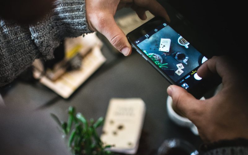 como-gravar-video-no-instagram Personagem mostrando como gravar vídeo no Instagram